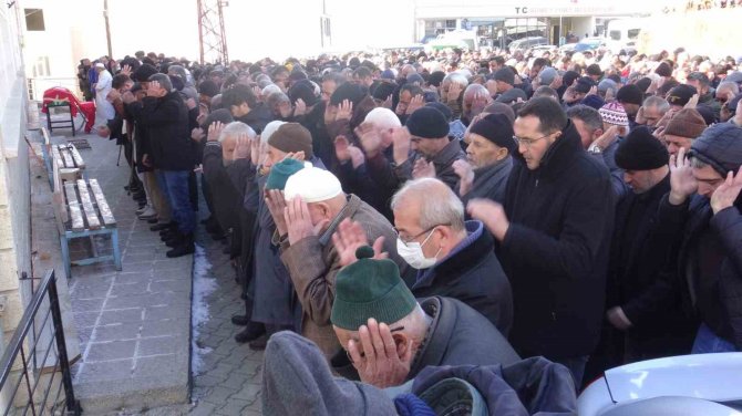 Depremde Hayatını Kaybeden Karamanlı Genç Hakim Toprağa Verildi