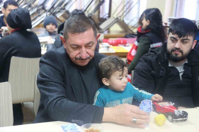 Başkan Vidinlioğlu, Depremzede Aileleri Ziyaret Etti