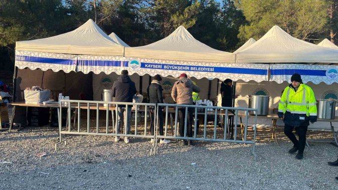 Kayseri Büyükşehir’den Depremzedeler İ̇çin Sıcak Çorba Ve Dağıtım Noktası
