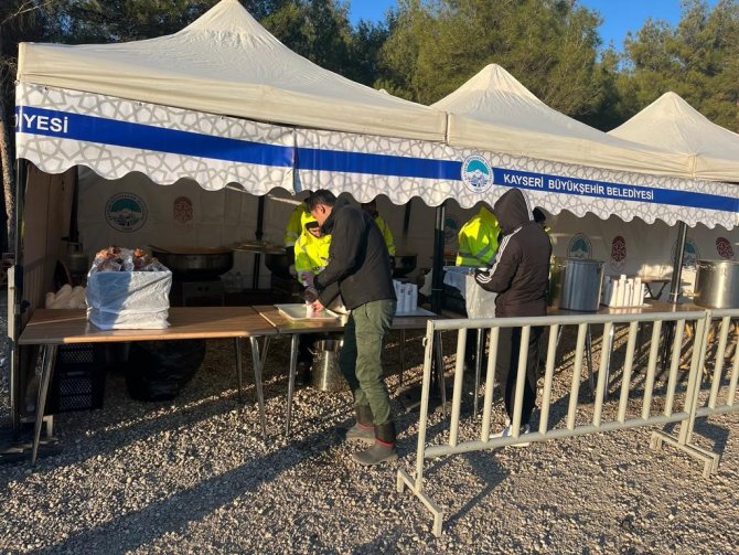 Kayseri Büyükşehir’den Depremzedeler İ̇çin Sıcak Çorba Ve Dağıtım Noktası