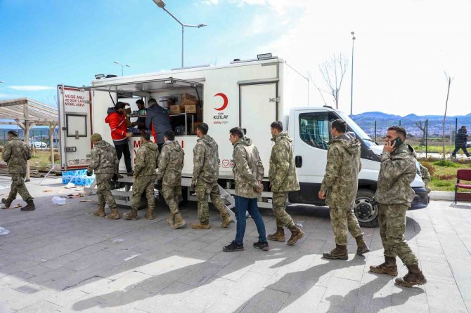 Kızılay Afet Bölgelerinde Beslenme Hizmetlerini Sürdürüyor