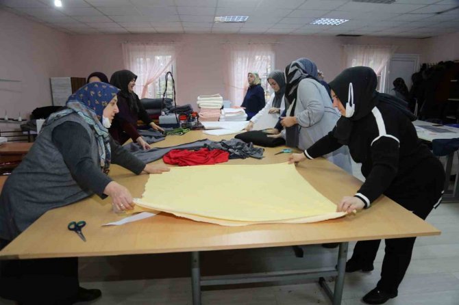Depremin Acısını 24 Yıl Önce Yaşayan Kadınlar Afetzedeleri Isıtabilmek İçin Aralıksız Çalışıyor