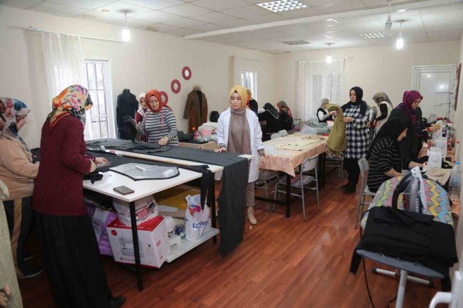 Depremin Acısını 24 Yıl Önce Yaşayan Kadınlar Afetzedeleri Isıtabilmek İçin Aralıksız Çalışıyor