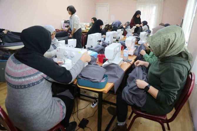 Depremin Acısını 24 Yıl Önce Yaşayan Kadınlar Afetzedeleri Isıtabilmek İçin Aralıksız Çalışıyor