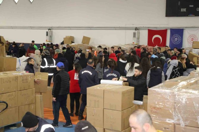 Deprem Bölgesine İ̇stanbul’dan Yardım Yağıyor