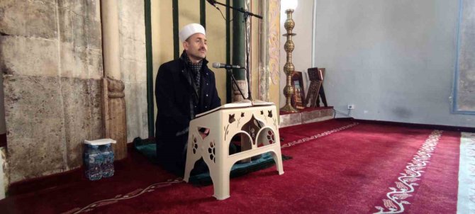 Kosova’da 900 Camide Depremde Hayatını Kaybedenler İçin Dualar Okundu
