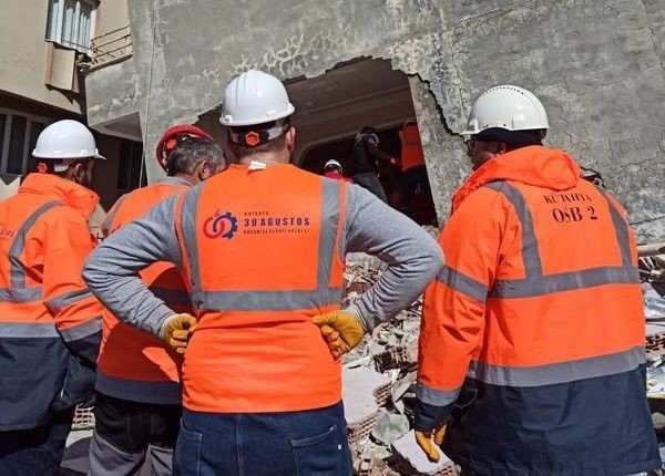 Kütahya 30 Ağustos Osb Ekibi Deprem Bölgesinde