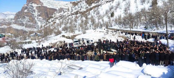 Depremde Hayatını Kaybeden Tunç Ailesi Çukurca’da Defnedildi