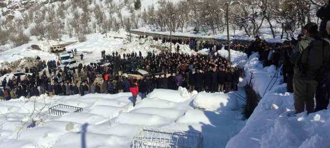 Depremde Hayatını Kaybeden Tunç Ailesi Çukurca’da Defnedildi