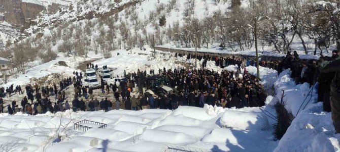 Depremde Hayatını Kaybeden Tunç Ailesi Çukurca’da Defnedildi