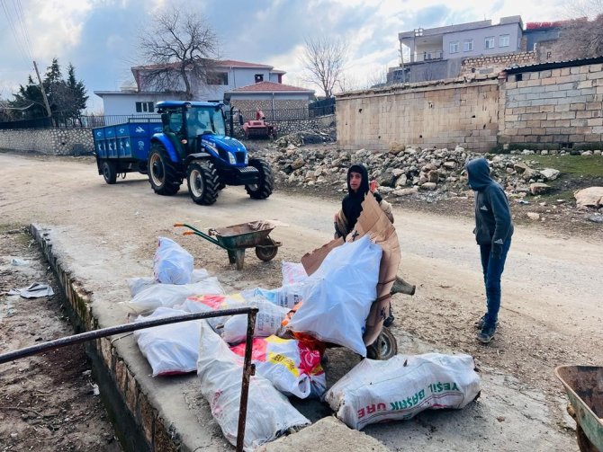 Mazıdağı’nda Köylüler Depremzedeler İçin Kışlık Odunlarını Bölgeye Gönderdi