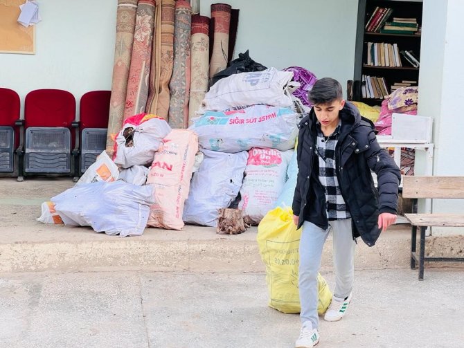 Mazıdağı’nda Köylüler Depremzedeler İçin Kışlık Odunlarını Bölgeye Gönderdi