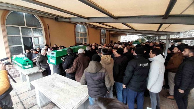 Depremde Hayatını Kaybeden 6 Kişi Son Yolculuğuna Uğurlandı