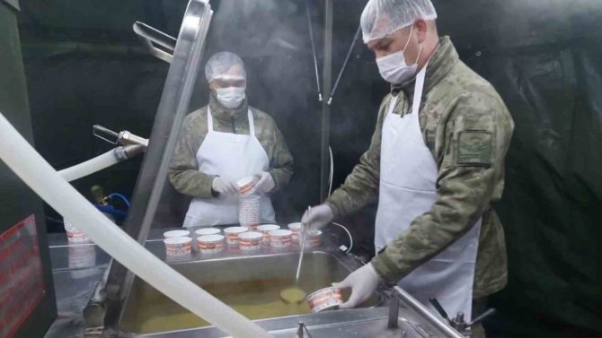 Mehmetçik, Malatya’da Sıcak Yemek Dağıtımına Devam Ediyor