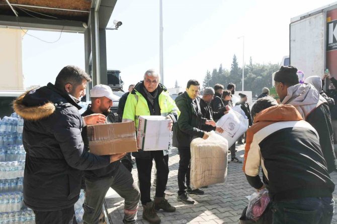 Büyükşehir 30 Bin Gıda Kolisini Deprem Bölgesine Ulaştıracak