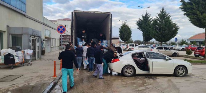 Hastaneden Depremzedelere Tıbbı Malzeme Ve Gıda Desteği