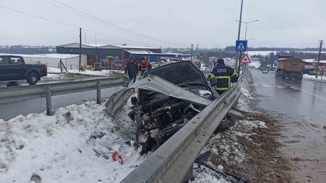 Hafif Ticari Araç Bariyerlere Çarptı: 2 Yaralı