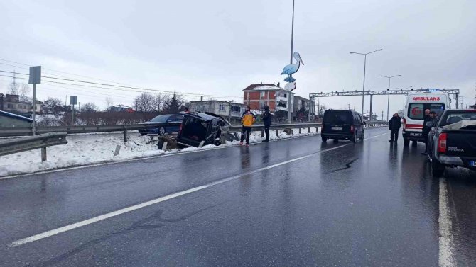 Hafif Ticari Araç Bariyerlere Çarptı: 2 Yaralı