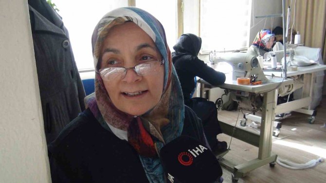 Bağışlanan Kumaşlar Depremzedelere Battaniye Oluyor