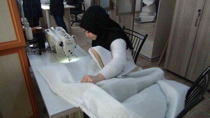 Bağışlanan Kumaşlar Depremzedelere Battaniye Oluyor