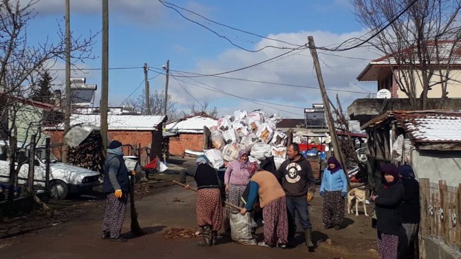Sındırgı’dan Deprem Bölgesine Odun Desteği