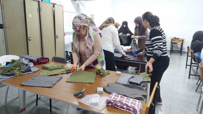Sınıfılar Dikiş Atölyesine Dönüştü: Depremzedeler İçin Atkı Ve Bere Dikiyorlar