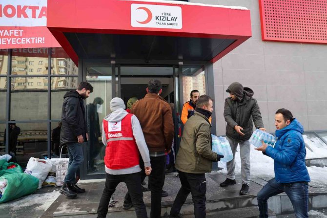 Yardım Tırları Talas’tan Deprem Bölgesine Akıyor