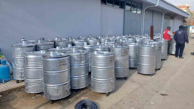 Depremzedeleri Isıtmak İçin Güçlerini Birleştirdiler: Varilden İlk Sobalar Yolda