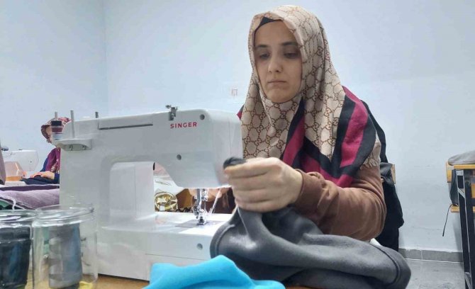 Sınıfılar Dikiş Atölyesine Dönüştü: Depremzedeler İçin Atkı Ve Bere Dikiyorlar