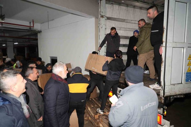 Deprem Bölgesine İ̇stanbul’dan Yardım Yağıyor