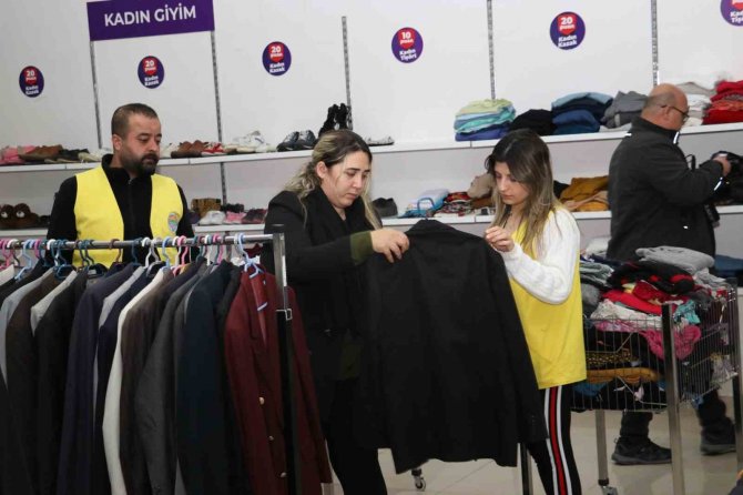 Toroslar Belediyesi ’Hayır Çarşısı’ İle Depremzedelerin Yanında