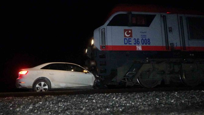 Trenin Altında Kalan Otomobildeki 2 Kişi Ölümden Döndü