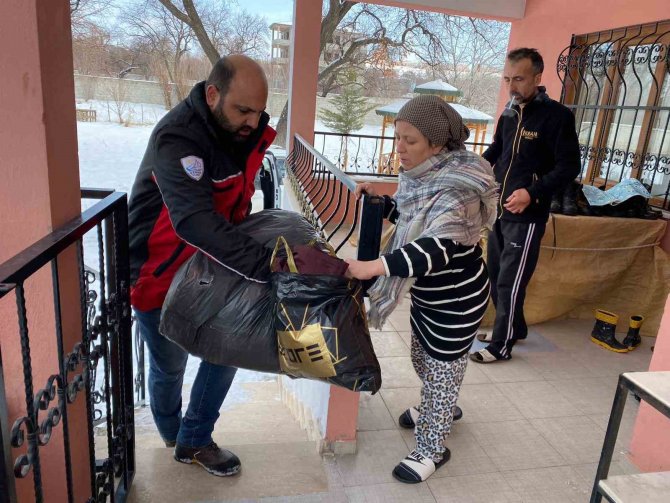 Edremit’te Kullanılmayan Evler Depremzedelere Sıcak Yuva Oluyor