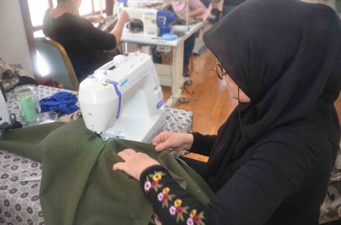 Yakınları Göçük Altında Olan Kadın Depremzedelere Bir Nebze Yardımcı Olabilmek İçin Canla Başla Çalışıyor