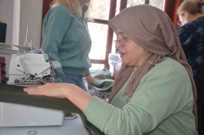 Yakınları Göçük Altında Olan Kadın Depremzedelere Bir Nebze Yardımcı Olabilmek İçin Canla Başla Çalışıyor