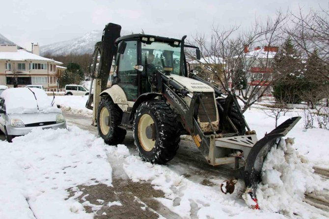 Yalova Belediyesi Karla Mücadele Çalışmalarını Sürdürüyor
