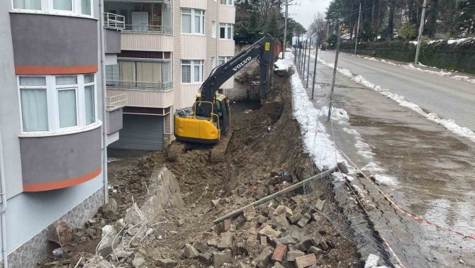 Yolu Tutan İstinat Duvarı Çöktü