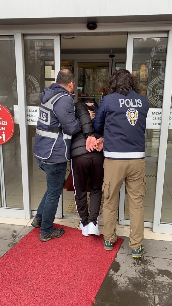 Otomobilin Camını Kırarak Para Çalan 2 Şüpheli Tutuklandı