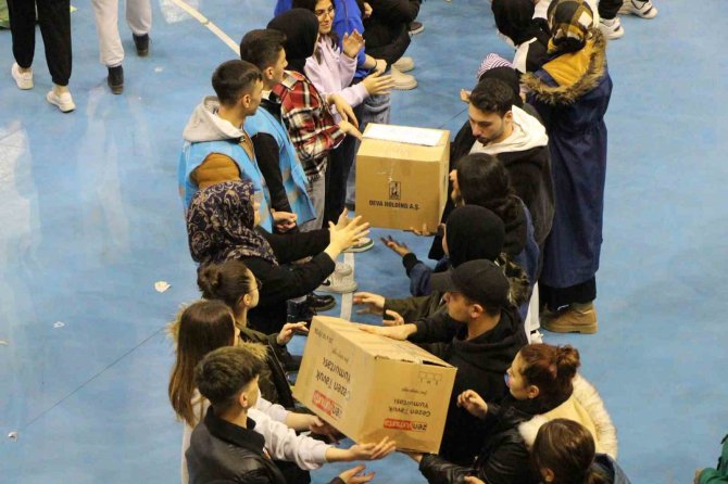 Amasya’da Yüzlerce Genç Yardım Kolilerini El Ele Taşıyor