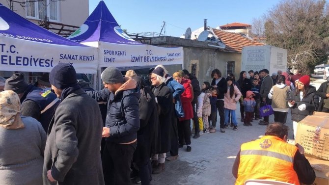 İ̇zmit Belediyesi, Hatay’da Sıcak Yemek Dağıtımına Başladı