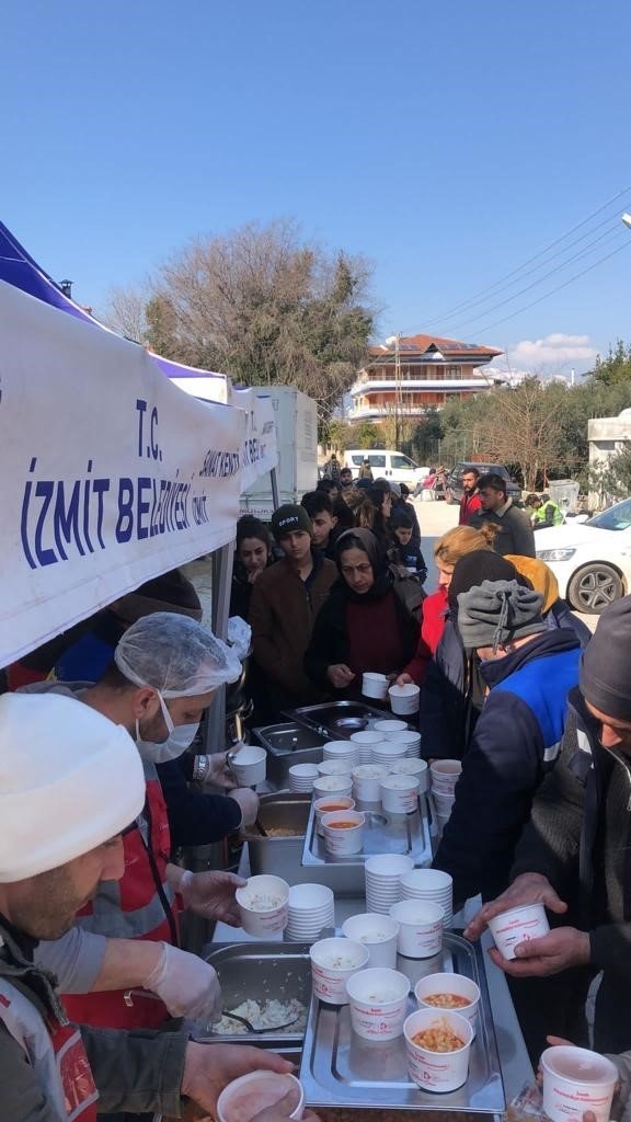 İ̇zmit Belediyesi, Hatay’da Sıcak Yemek Dağıtımına Başladı