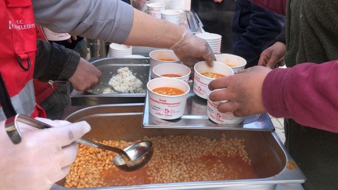 İ̇zmit Belediyesi, Hatay’da Sıcak Yemek Dağıtımına Başladı