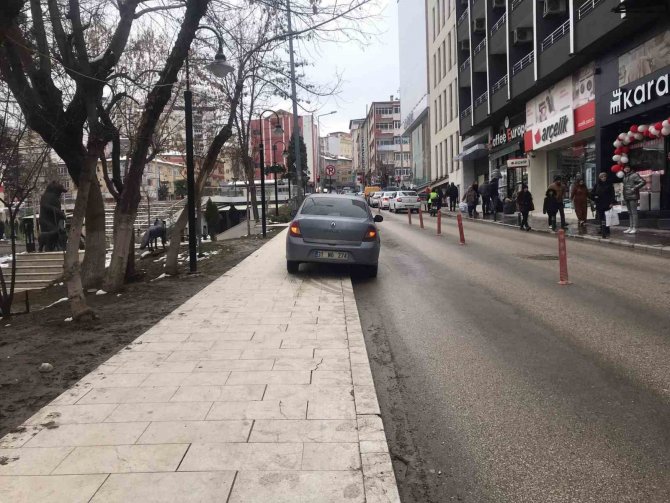 85 Yaşındaki Yayaya Geri Geri Gelen Otomobil Çarptı