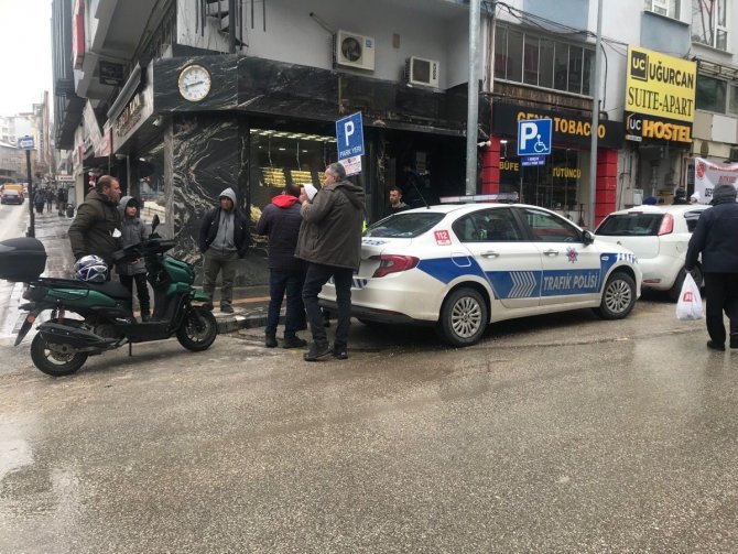 85 Yaşındaki Yayaya Geri Geri Gelen Otomobil Çarptı