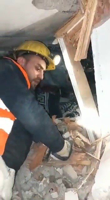 Madenciden Enkazda Kalan Ali Amca’ya: "Sana Mancar Yedireceğim Ali Ağabey"