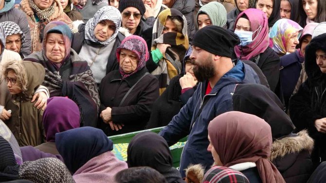 Depremde Hayatını Kaybeden Dilek Öğretmen Ve Kızı Gözyaşları İçinde Toprağa Verildi