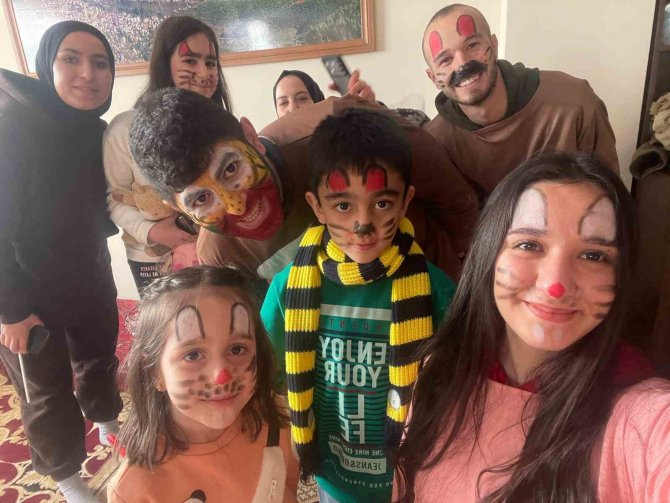 Üniversite Öğrencileri, Depremden Etkilenen Çocukları Yalnız Bırakmadı