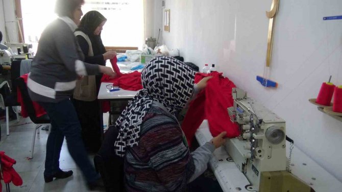 Afyonkarahisarlı Kadınlar Depremzedeler İçin Üretiyor