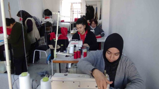 Afyonkarahisarlı Kadınlar Depremzedeler İçin Üretiyor