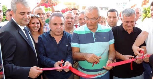 Muhittin Böcek: “Türkiye Önemli Bir Siyaset Adamına Veda Etti”